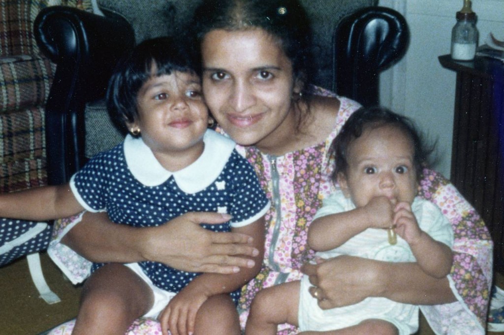 Alok Deshpande junto a su madre y su hermana mayor en una foto de su infancia. PHOTO: ALOK DESHPANDE